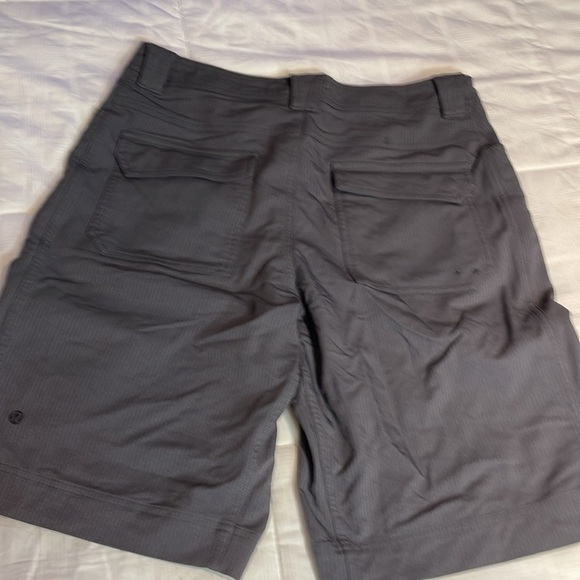 Lululemon Men's Bowline Trunks Shorts Grey Pinstriped Size 34 - Picture 9 of 12